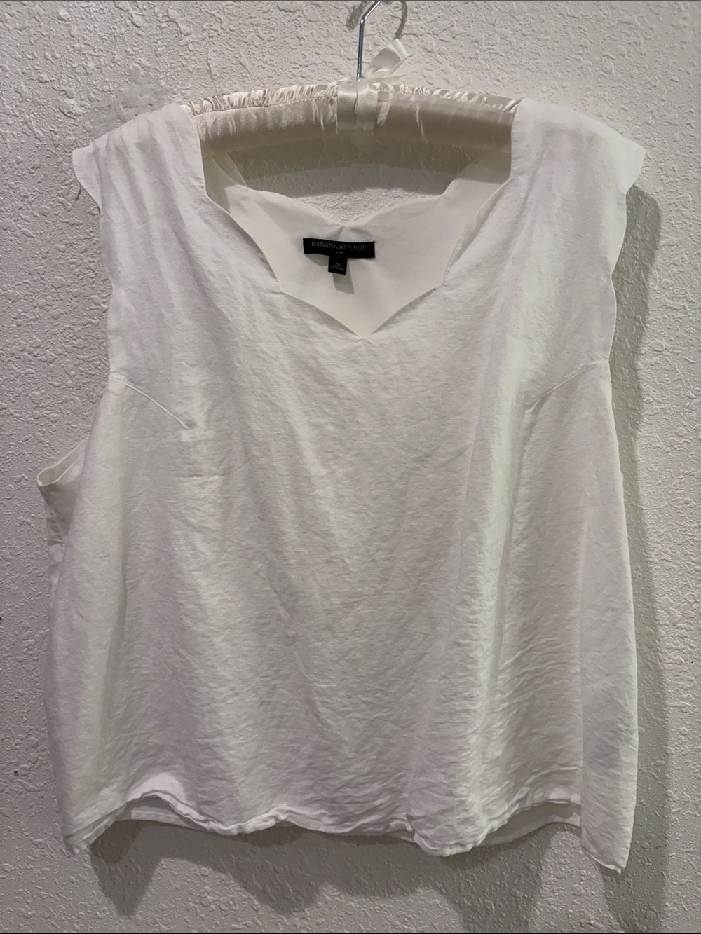 Banana Republic White V-Neck Linen-Blend Tank